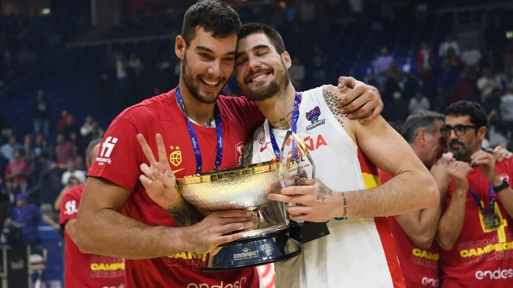 Los hermanos Hernangómez con el trofeo del último Eurobasket