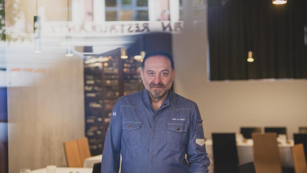 El cocinero napolitano Nello de Biase con su restaurante al fondo.