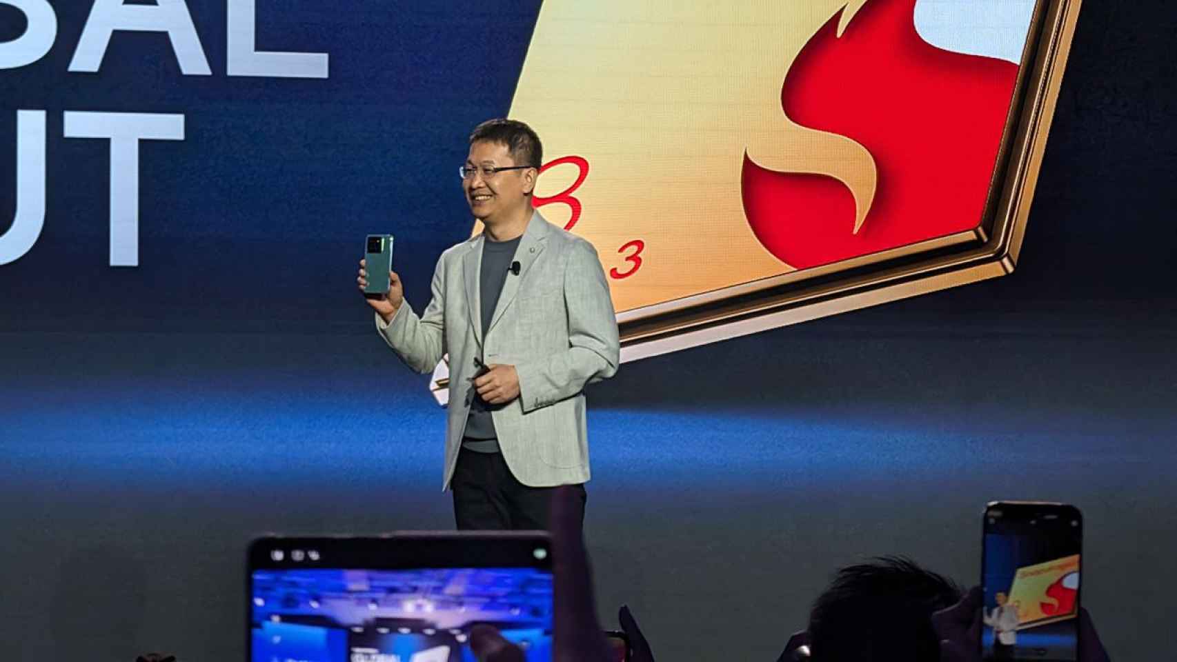 William Lu, presidente de Xiaomi, muestra el Xiaomi 14