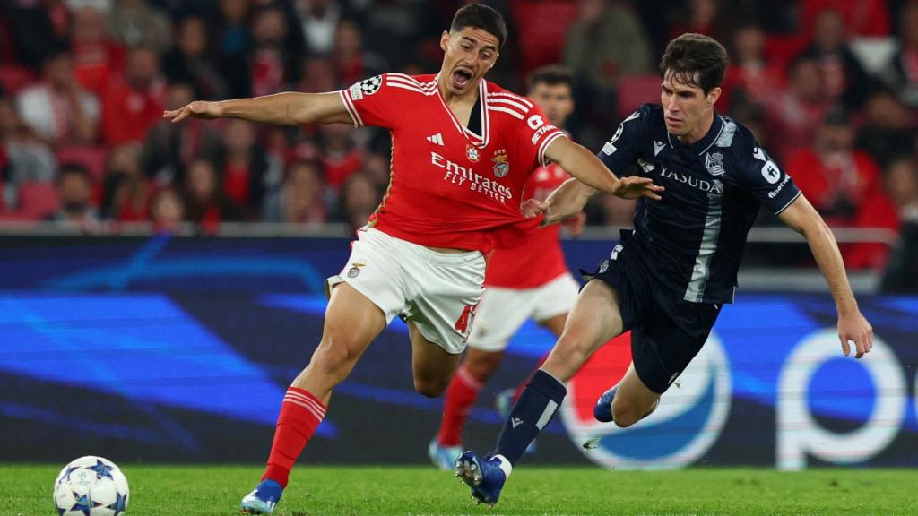 Ahien Muñoz ante un jugador del Benfica