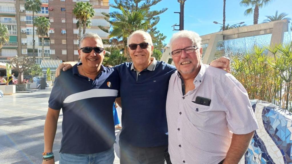 Jean Paul Mulero, junto con Graham Knight y Daniel Tahou, en la Plaza Waldo Calero de Torrevieja.