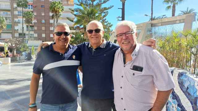 Jean Paul Mulero, junto con Graham Knight y Daniel Tahou, en la Plaza Waldo Calero de Torrevieja.