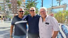 Jean Paul Mulero, junto con Graham Knight y Daniel Tahou, en la Plaza Waldo Calero de Torrevieja.