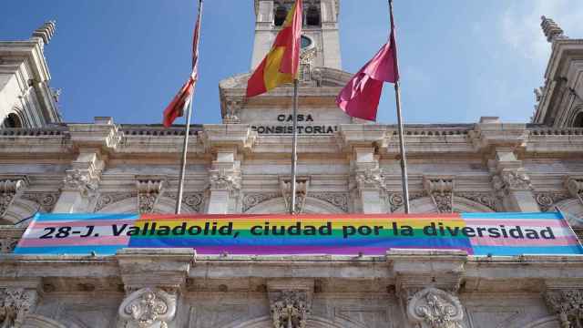 La pancarta y bandera del colectivo LGTBI en el balcón del Ayuntamiento de Valladolid