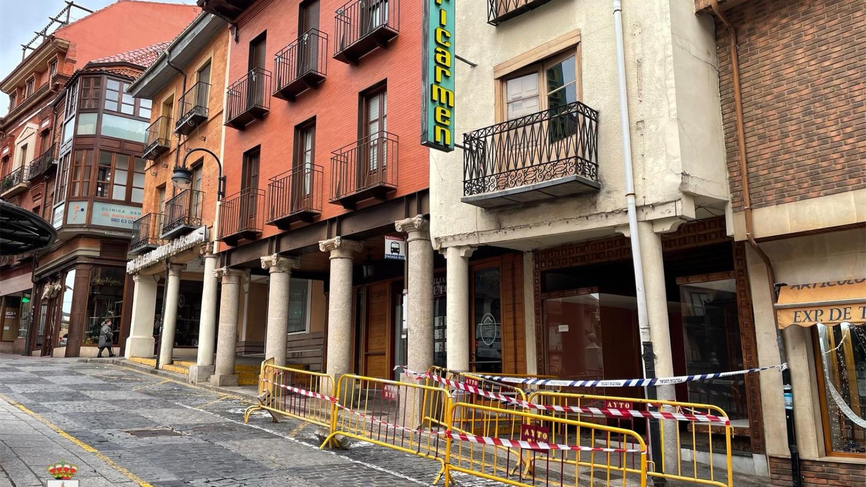 Imagen del edificio acordonado en Benavente