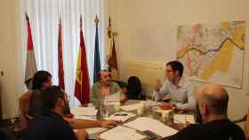 Reunión entre el concejal Pablo Novo y los usuarios del AVE de Zamora