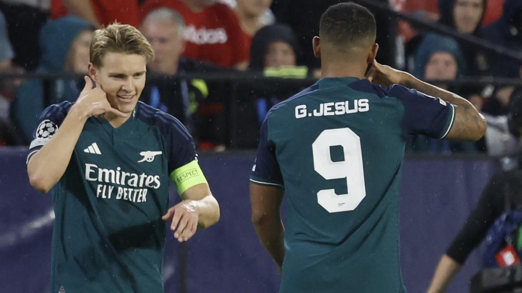 Odegaard y Gabriel Jesús celebran el gol del Brasileño