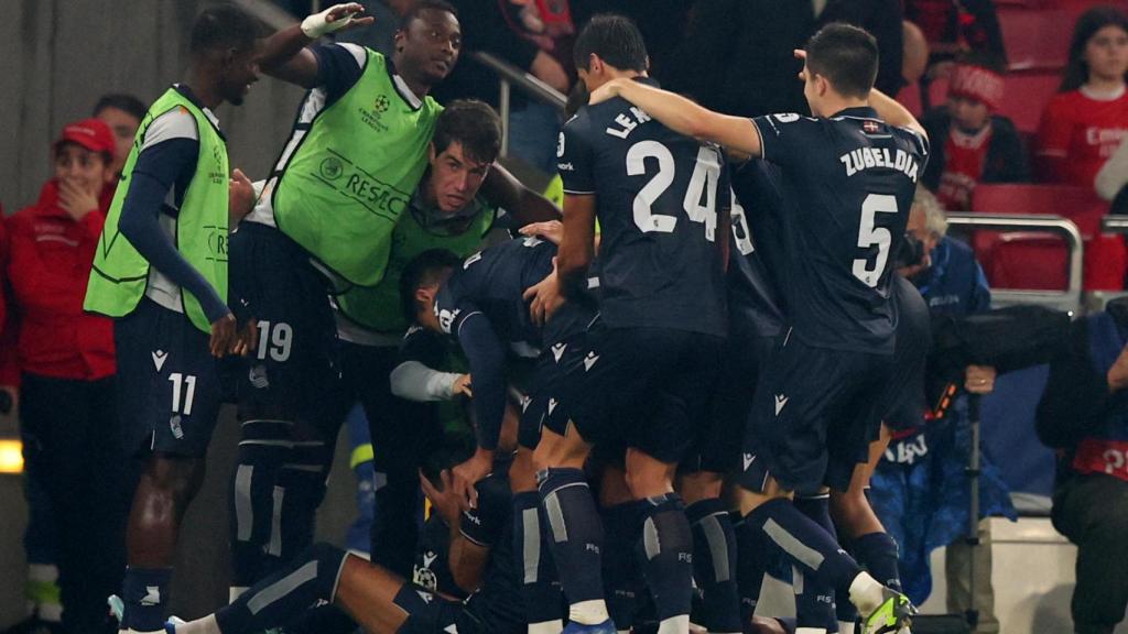 Los jugadores de la Real Sociedad celebran el 0-1