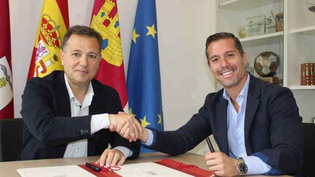 Manuel Serrano (i) y Juan Antonio Gómez (d) sellan el acuerdo.