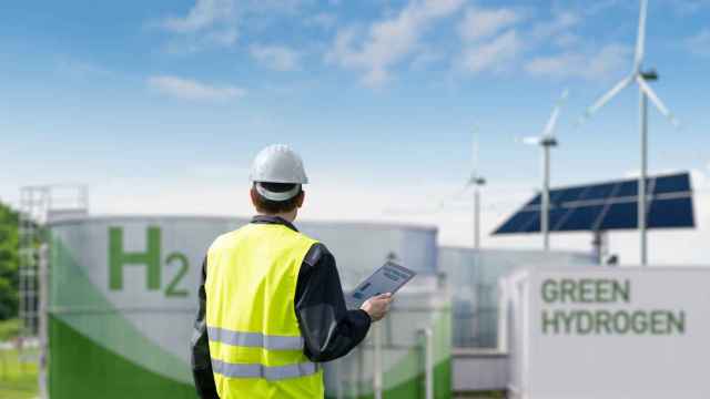 Imagen de un operario de una planta de energía de hidrógeno verde.