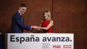 La líder de Sumar, Yolanda Díaz (d), y el secretario general del PSOE, Pedro Sánchez (i), tras firmar el acuerdo para formar Gobierno, este martes.