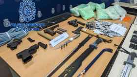 Parte de las armas intervenidas a los siete detenidos en Alicante.