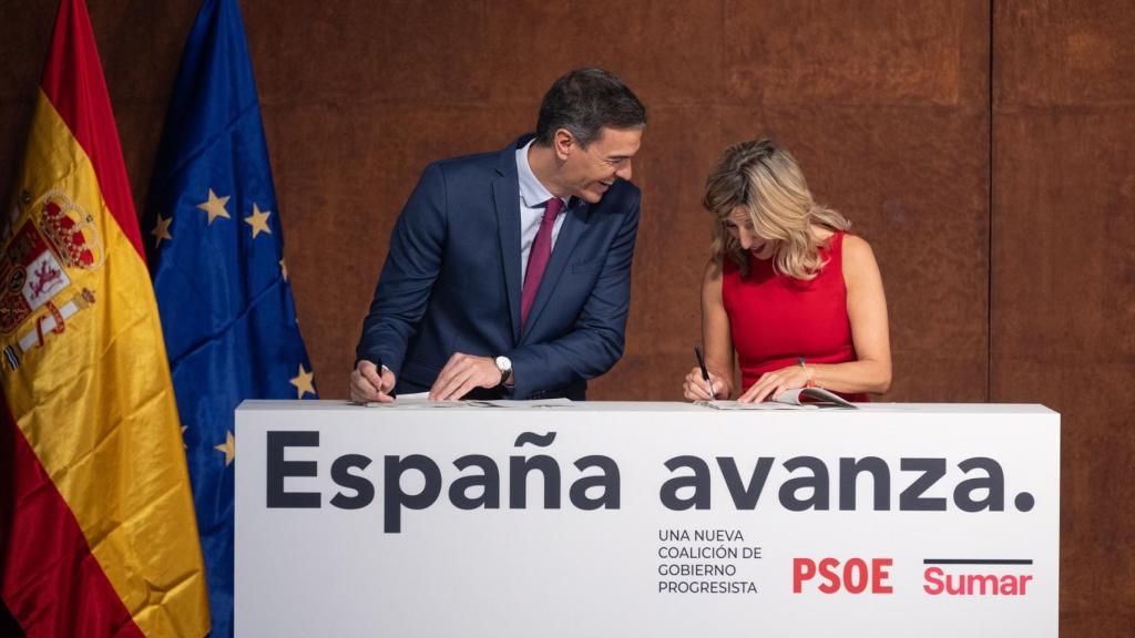 El presidente del Gobierno en funciones, Pedro Sánchez y la líder de Sumar y vicepresidenta segunda del Gobierno y ministra de Trabajo en funciones, Yolanda Díaz, firman un acuerdo para un Gobierno de coalición progresista, en un acto público en el Museo Reina Sofía, a 24 de octubre de 2023, en Madrid.