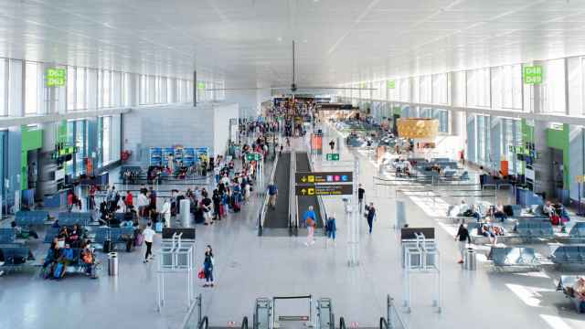 Interior del aeropuerto de Málaga - Costa del Sol.