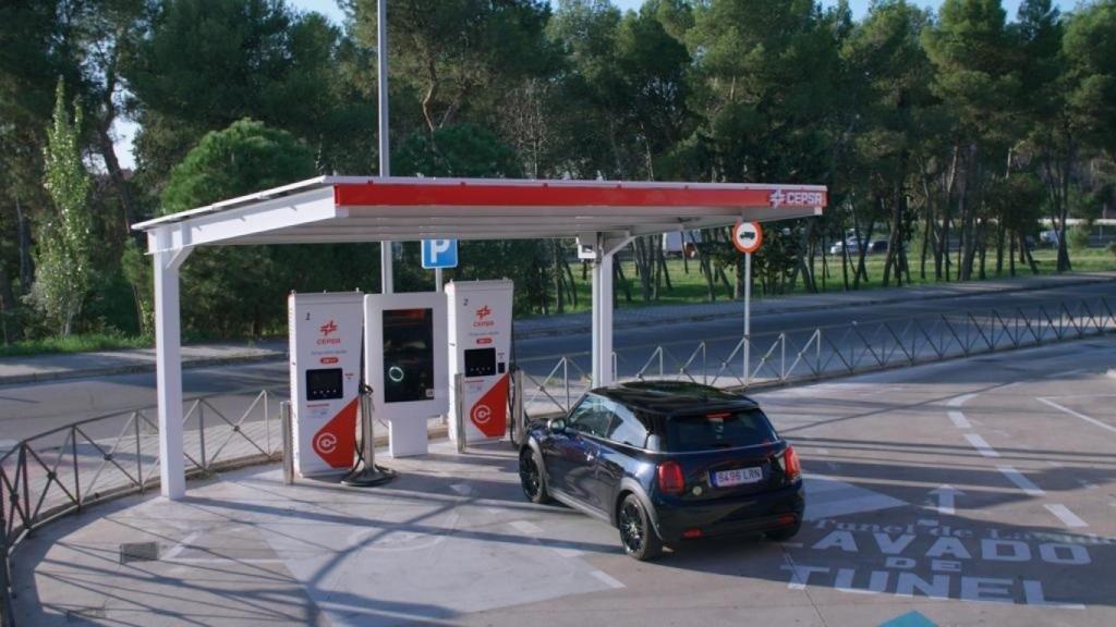 Cepsa y Endesa impulsan su alianza en movilidad eléctrica con una solución global de recarga