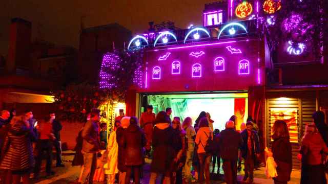 Conoce el pueblo de Madrid que celebra el Halloween más auténtico: pasajes del terror y casas decoradas.