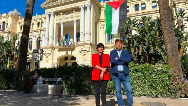 Imagen de archivo de Toni Morillas y Nico Sguiglia junto al Ayuntamiento de Málaga.