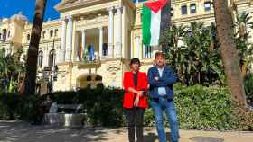Nico Sguiglia y Toni Morillas frente a la fachada del Ayuntamiento de Málaga.