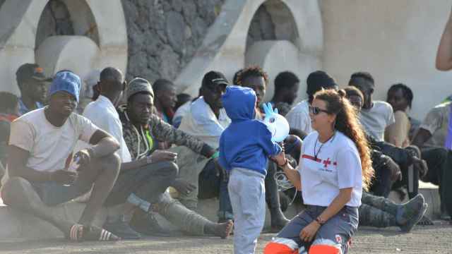 Migrantes en el puerto de La Restinga, El Hierro, tras ser rescatadas por la patrullera de Salvamento Marítimo.