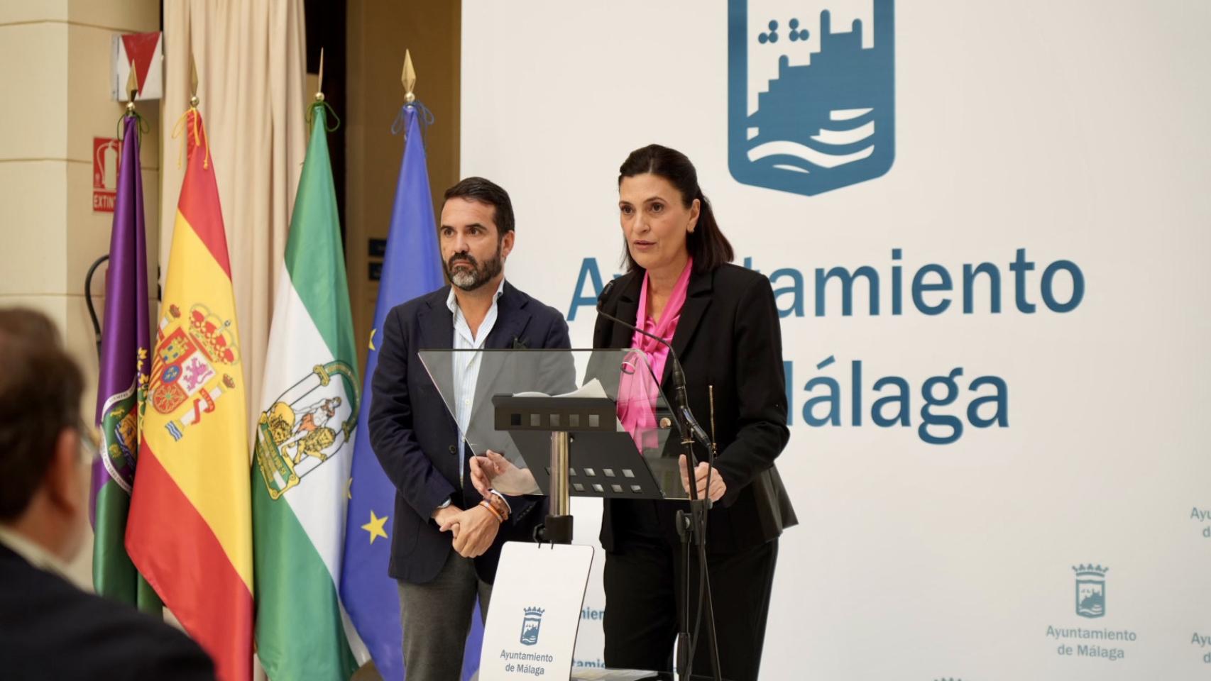 Trinidad Hernández, concejala de Movilidad, y Jacobo Florido, concejal de Puerto de la Torre, este martes, en rueda de prensa.