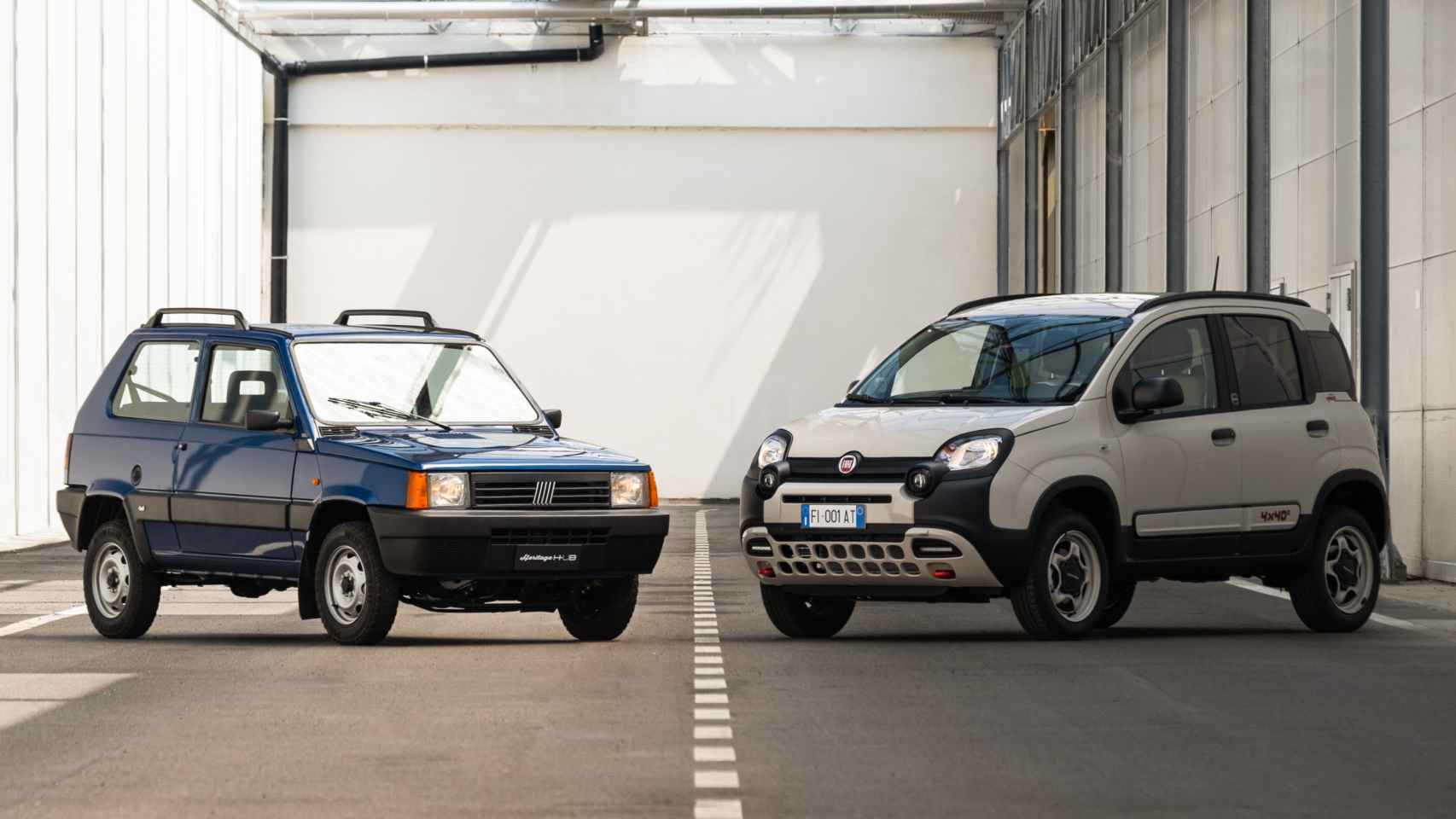 Fiat Panda de primera generación (izquierda) y Fiat Panda Hybrid (derecha).