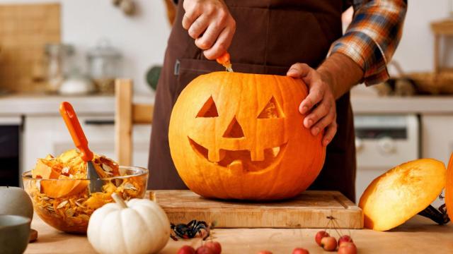 Hombre tallando calabazas en una foto de archivo.