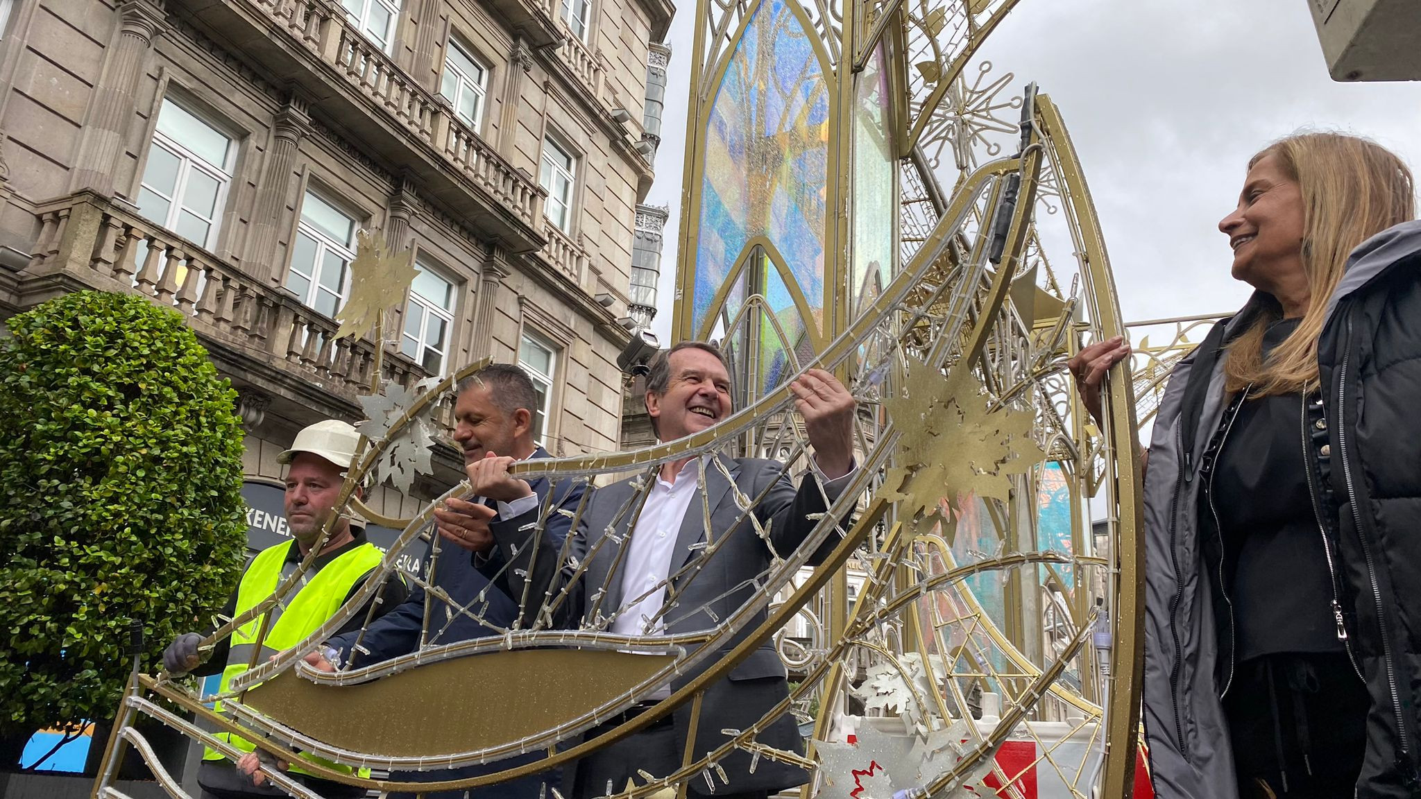 Instalación del castillo navideño en Policarpo Sanz. Fotografías: Treintayseis