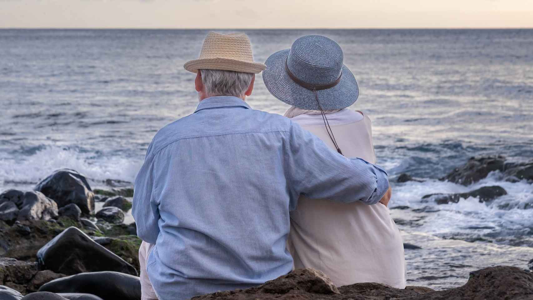 Una pareja disfruta de un atardecer en la playa.