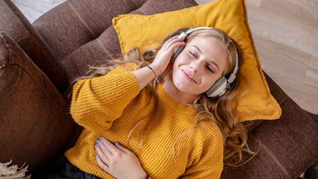 Una joven se relaja escuchando música.