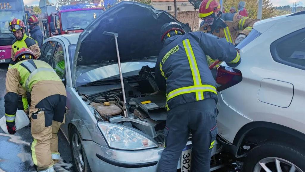 Los bomberos trabajando en el lugar del accidente.