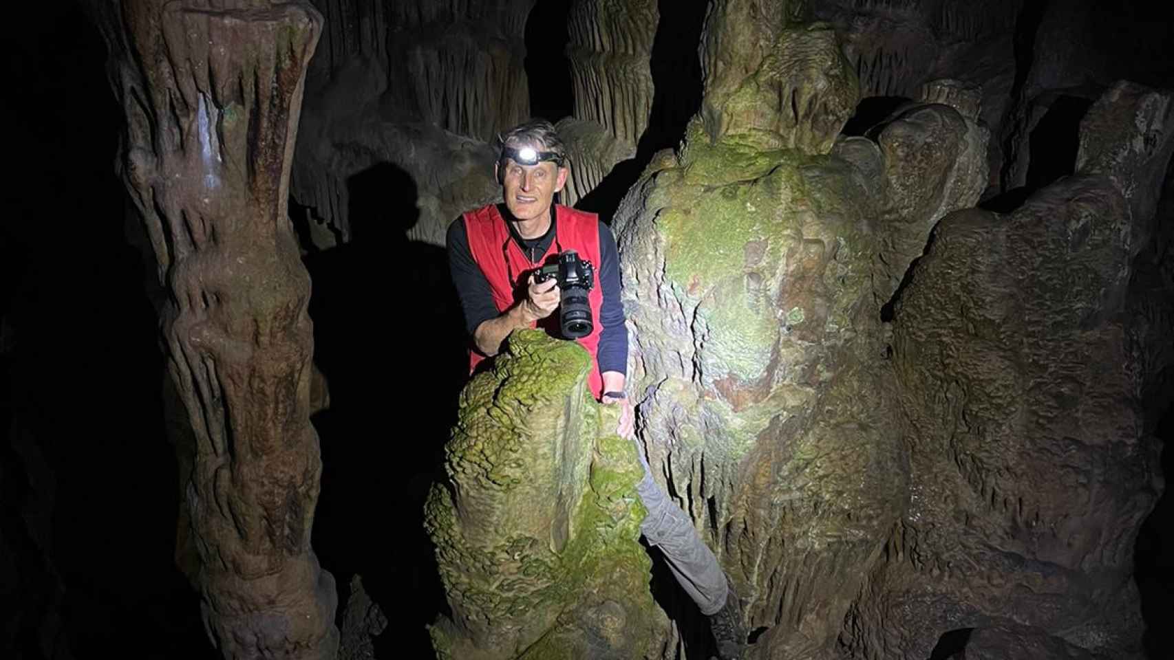 Arqueólogo francés investigando en las cuevas de Cabrera en 2022