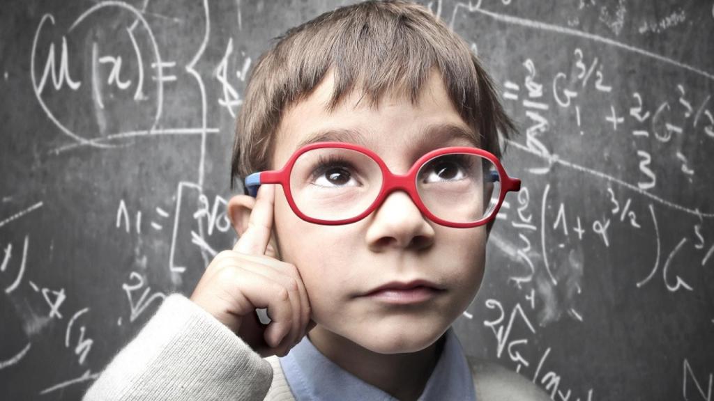 Imagen de un niño con gafas.