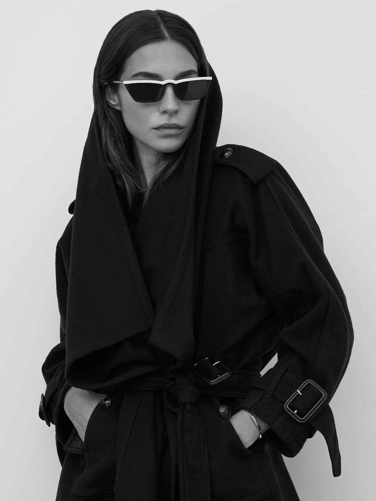 Rocío Crusset con abrigo de Burberry y gafas de sol de Prada en una imagen del perfil de Lost Labels.