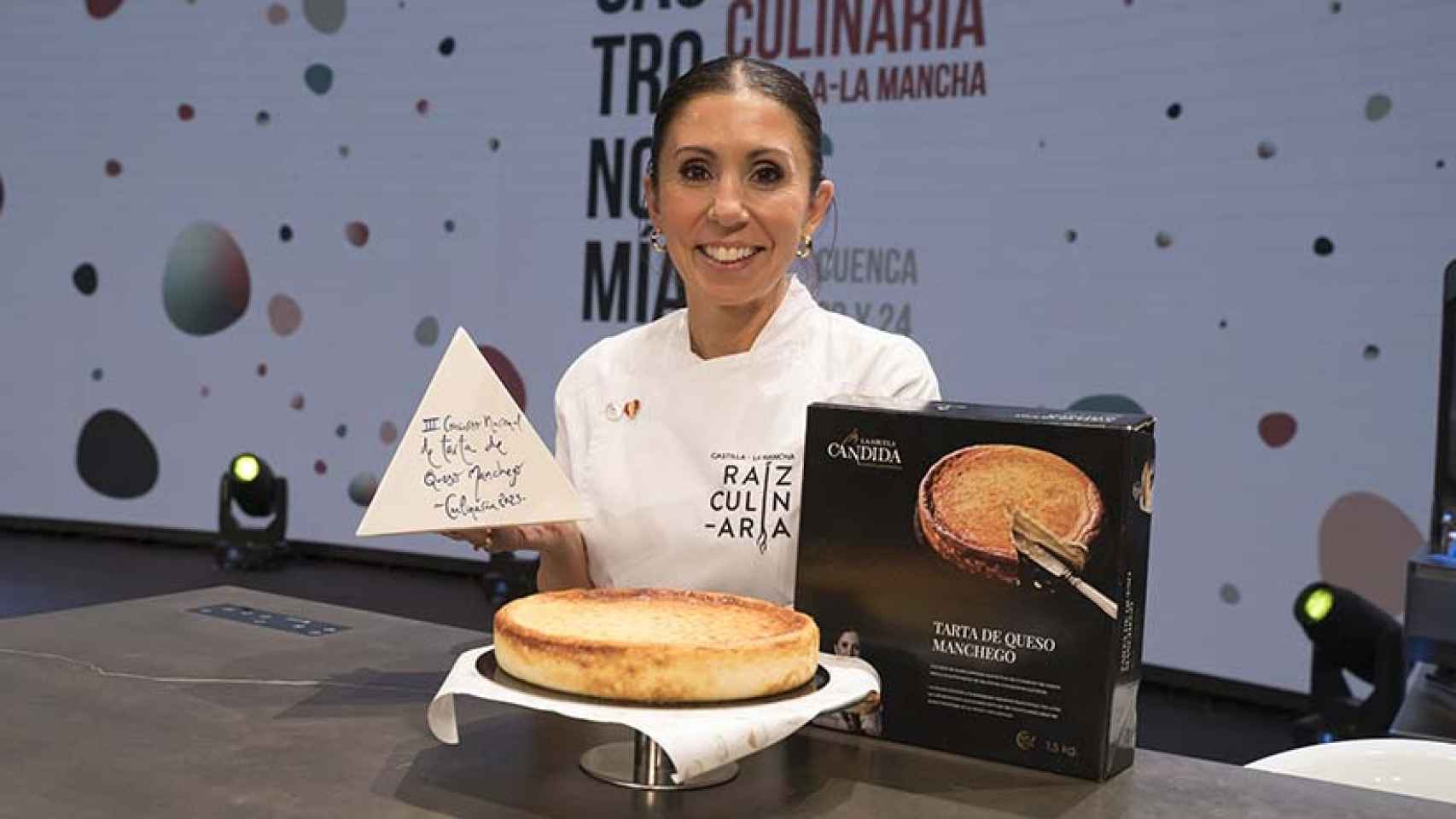 La ganadora Rocío Arroyo con su tarta de queso manchego.