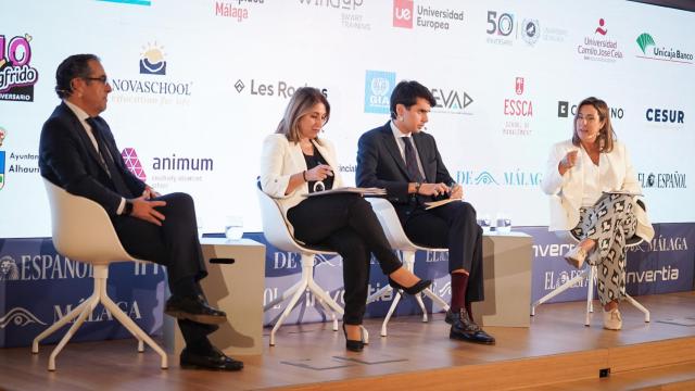 Miguel Briones, delegado de Educación de la Junta de Andalucía; María de la Paz Flores, concejala de Educación, Juventud y Fomento del Empleo del Ayuntamiento de Málaga; Juan Romera y Elvira Báez, directora educativa de Novaschool Añoreta.