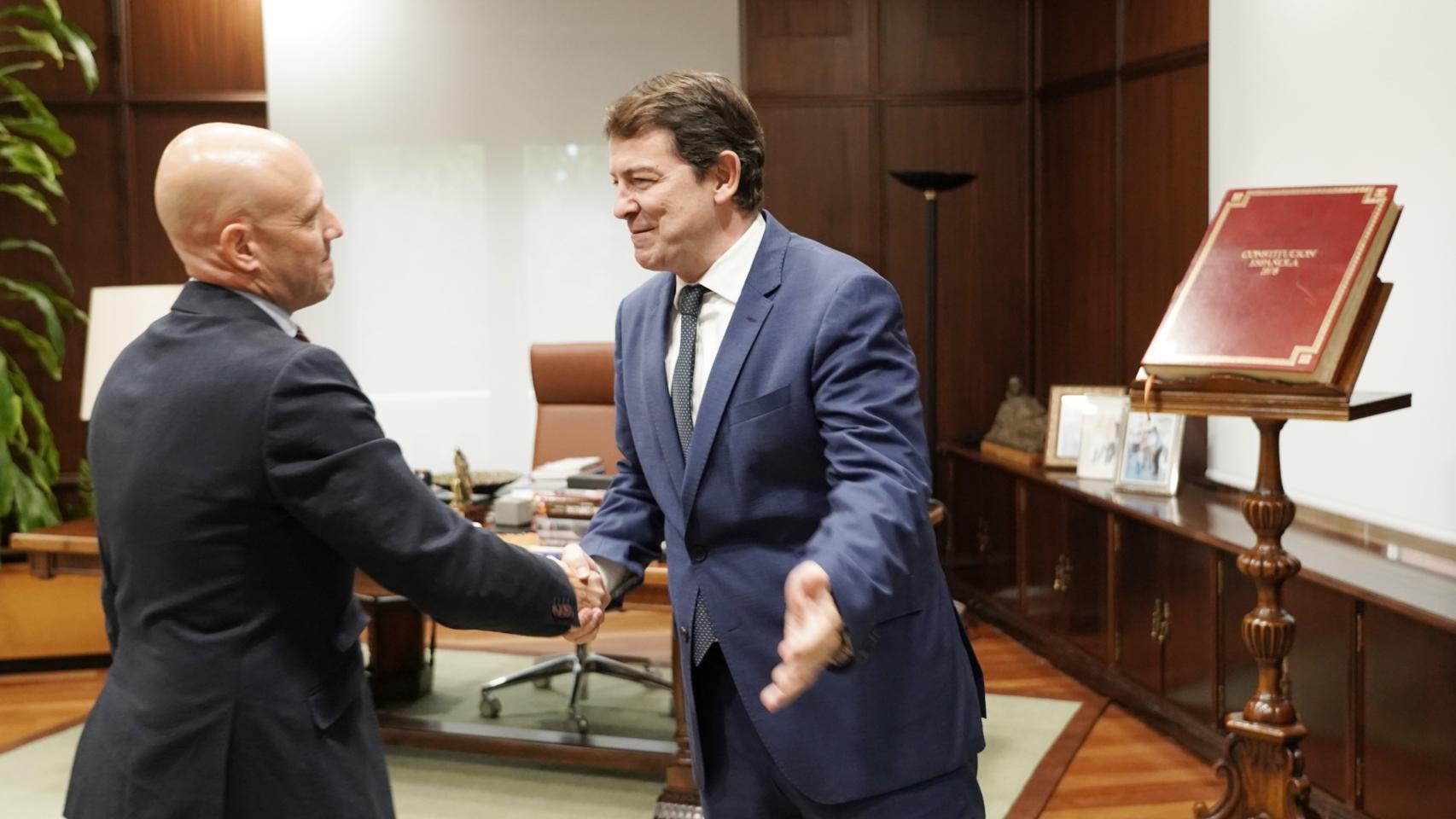 El presidente de la Junta, Alfonso Hernández Mañueco, se reúne con el portavoz del Grupo Parlamentario VOX, Carlos Menéndez Blanco