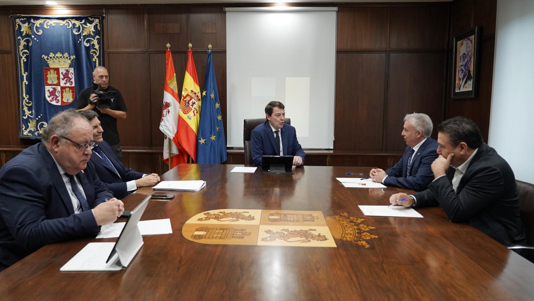El presidente de la Junta, Alfonso Hernández Mañueco, se reúne con los portavoces del Grupo Parlamentario UPL-Soria Ya, Luis Mariano Santos Reyero y Ángel Ceña Tutor.