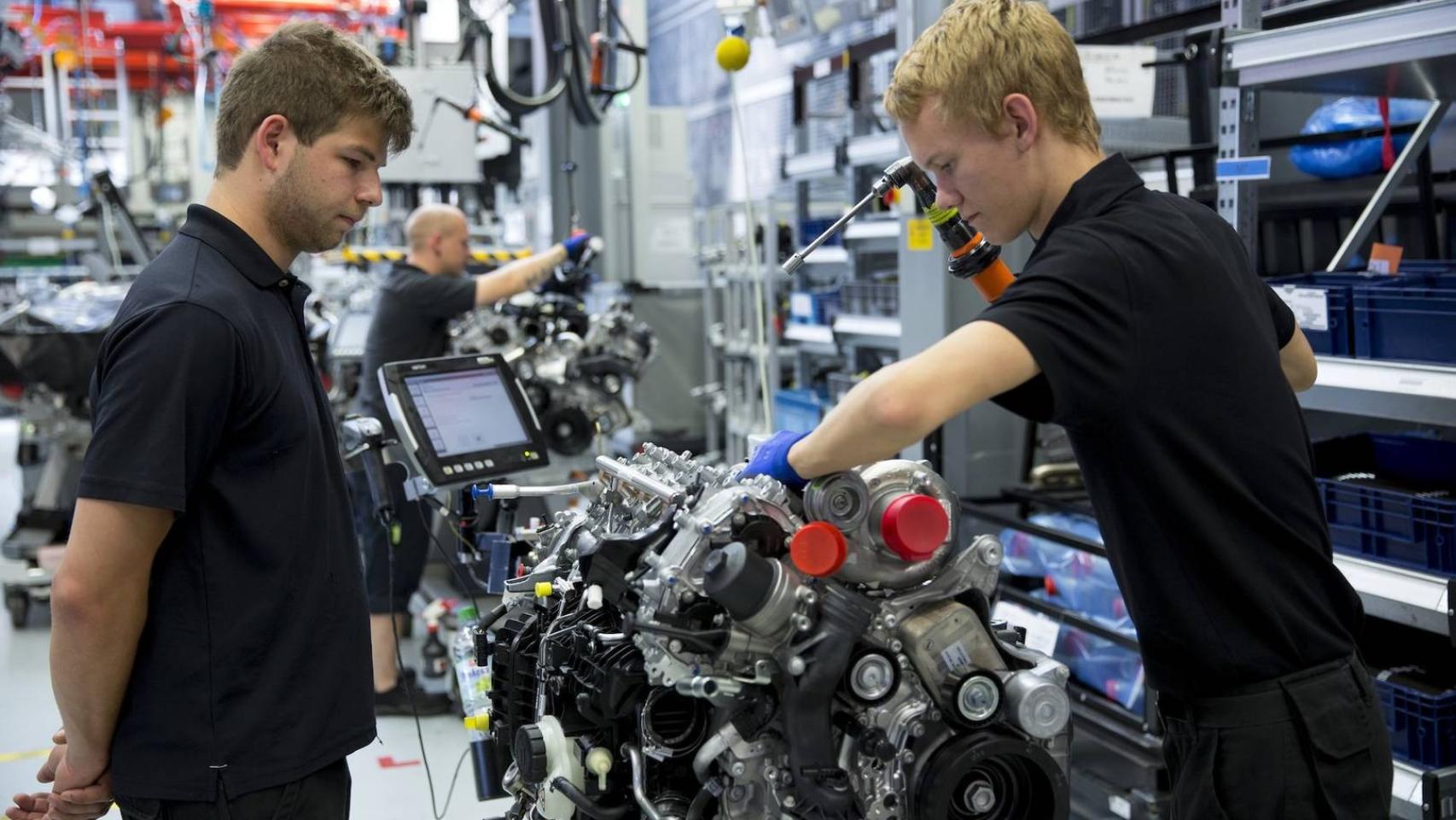 Imagen de dos trabajadores europeos en una fábrica de Mercedes.