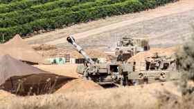 Varios tanques israelíes se preparan para la invasión terrestre a Gaza cerca de la frontera, este miércoles.