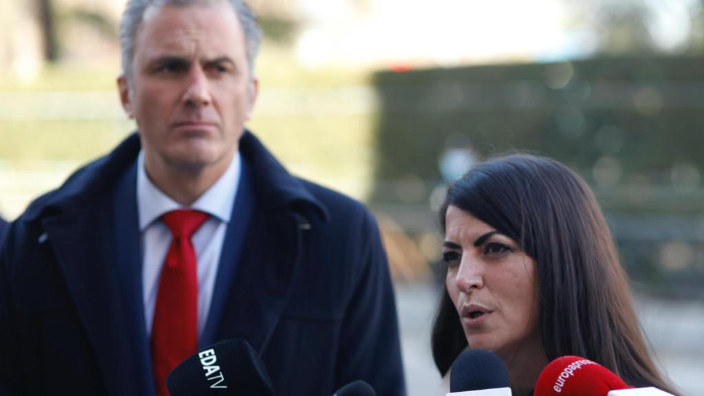 Javier Ortega Smith y Macarena Olona a las puertas del Tribunal Constitucional, el 16 de diciembre de 2021.