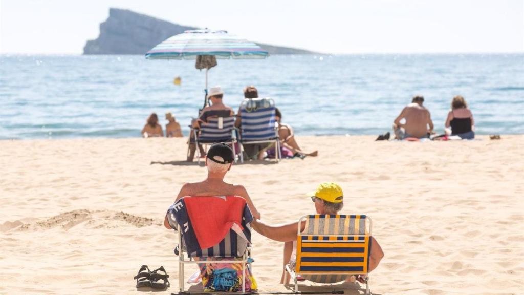 Dos pensionistas disfrutando de la playa.