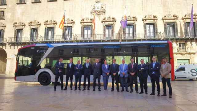 Luis Barcala, en la presentación de la flota de autobuses de este miércoles en Alicante.