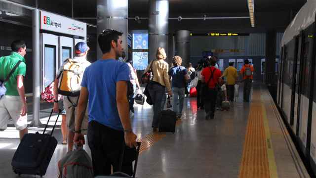 Los pasajeros en el aeropuerto de Valencia en la conexión con metro a la ciudad.
