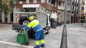Un trabajador municipal recoge contenedores en Zamora