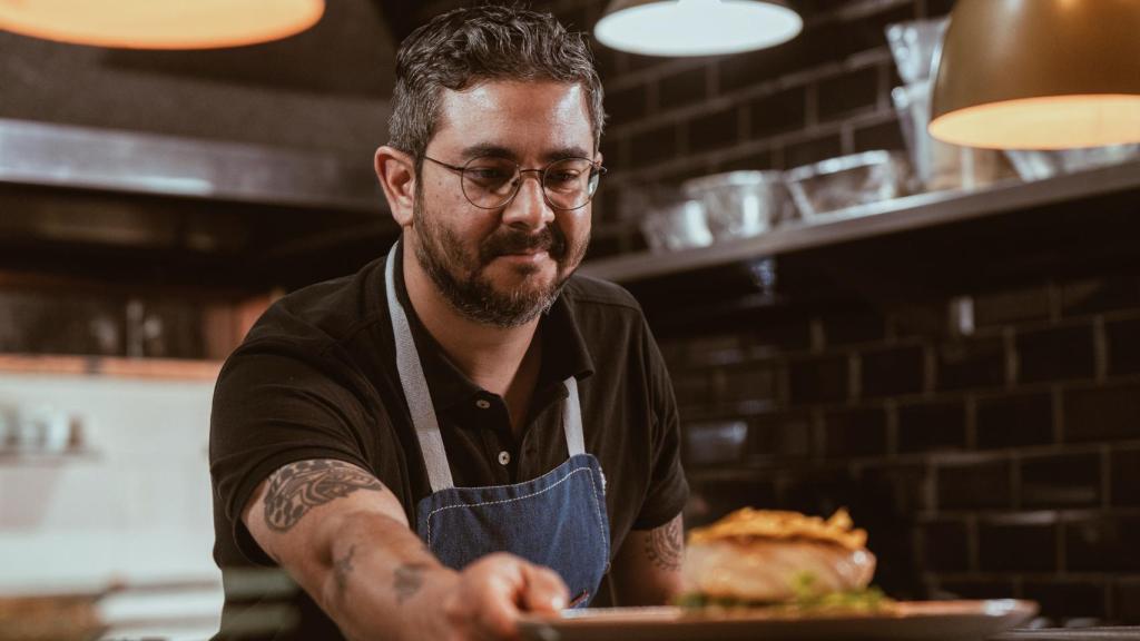 Pablo Bonilla sacando uno de los platos en el servicio de Sikwa