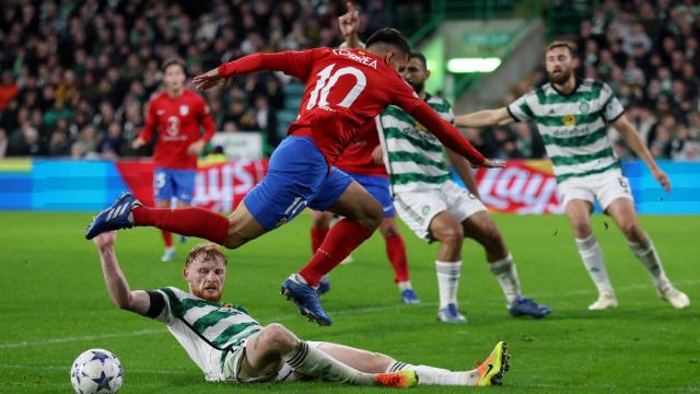 Ángel Correa intenta esquivar una entrada en el área del Celtic de Glasgow.