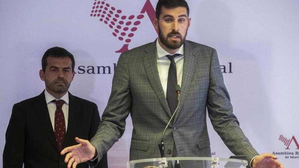 El vicepresidente murciano, José Ángel Antelo, y el portavoz de Vox en la Asamblea Regional, en segundo plano, Rubén Martínez Alpañez.