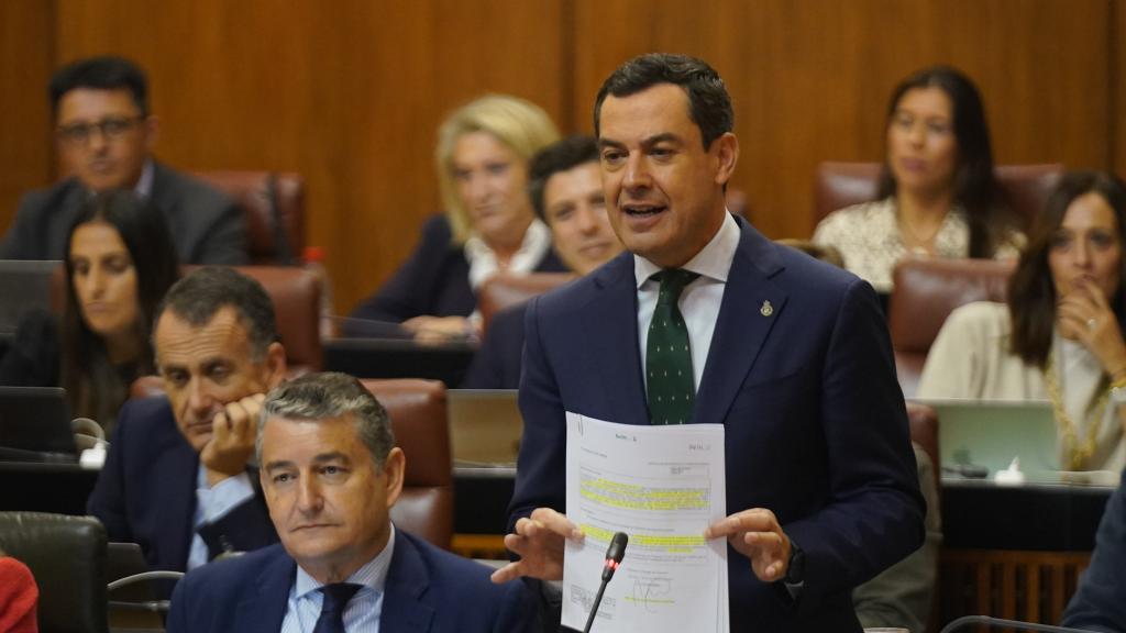 El presidente de la Junta de Andalucía, Juanma Moreno, durante la sesión de control en el Parlamento.