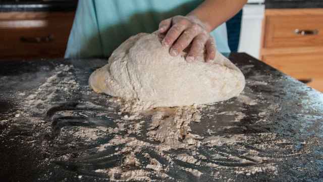 Imagen de archivo de un trabajador haciendo pan.
