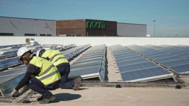 Instalación de paneles solares sobre cubierta.